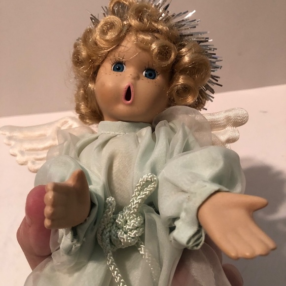 Precious little choir girl/ angel in green dress that can be hung on top of tree - Picture 7 of 7